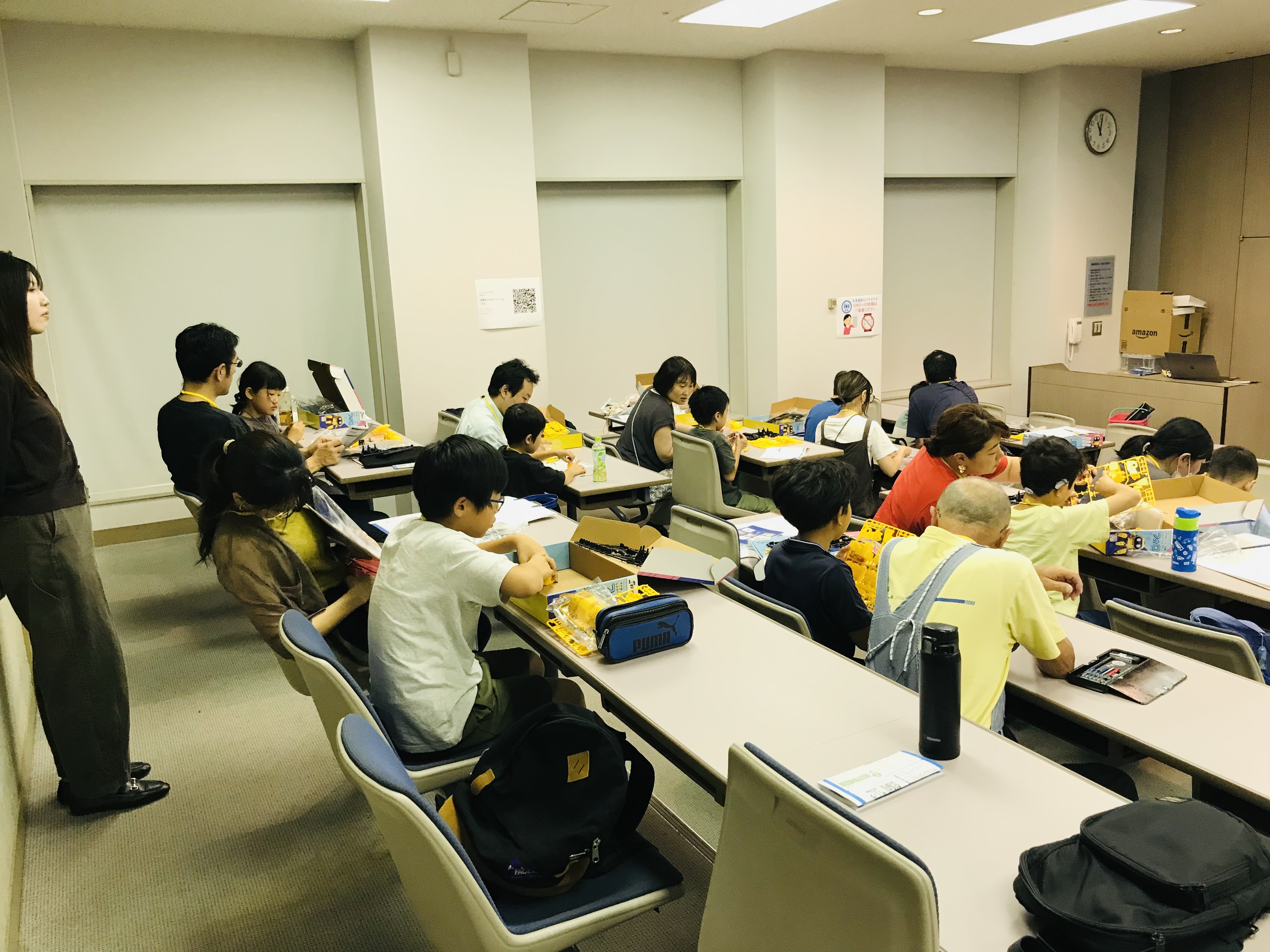 親子でロボットキットを開封して組み立てを始める様子