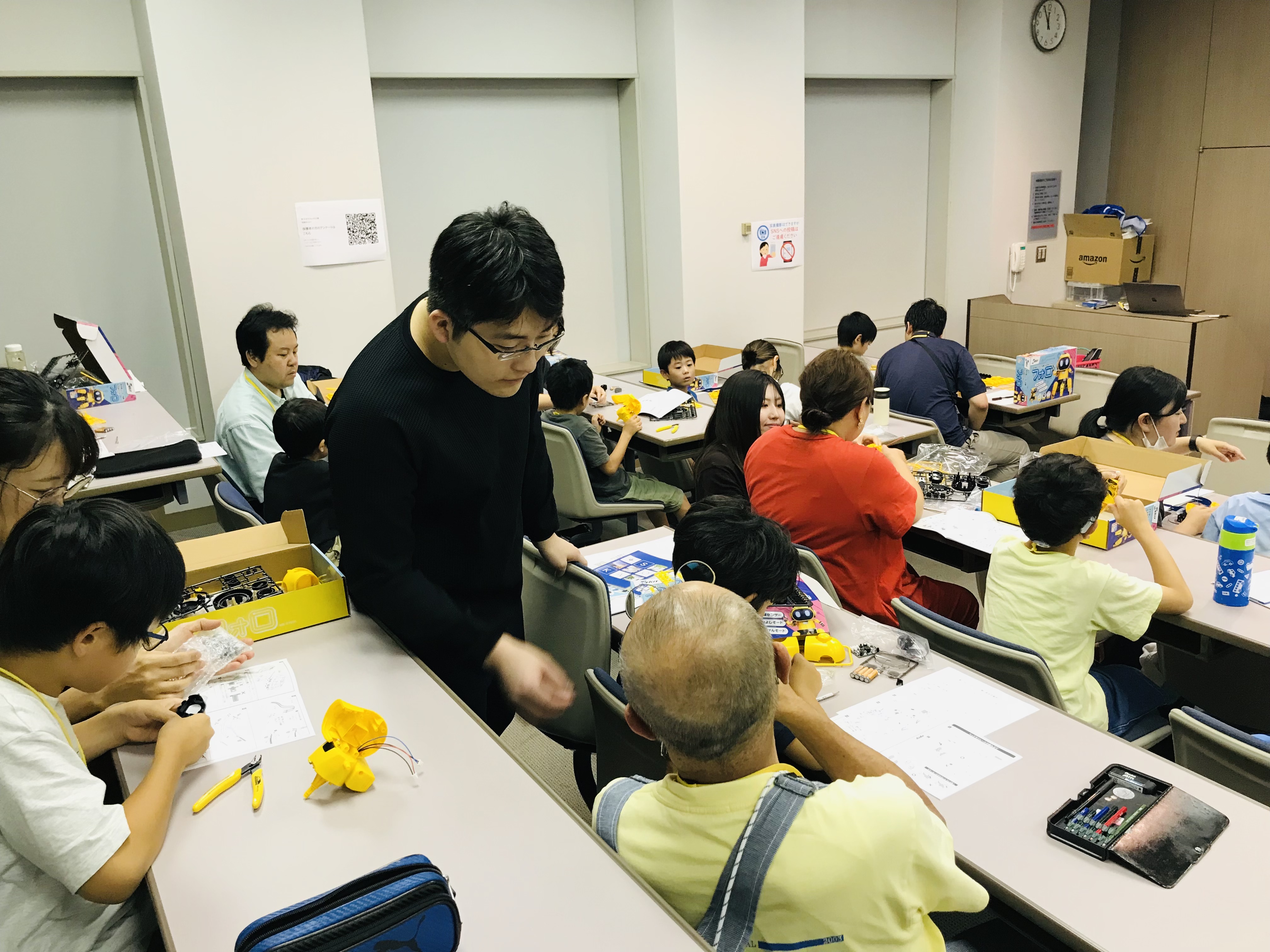 教室を回りながら参加者をサポートするスタッフ