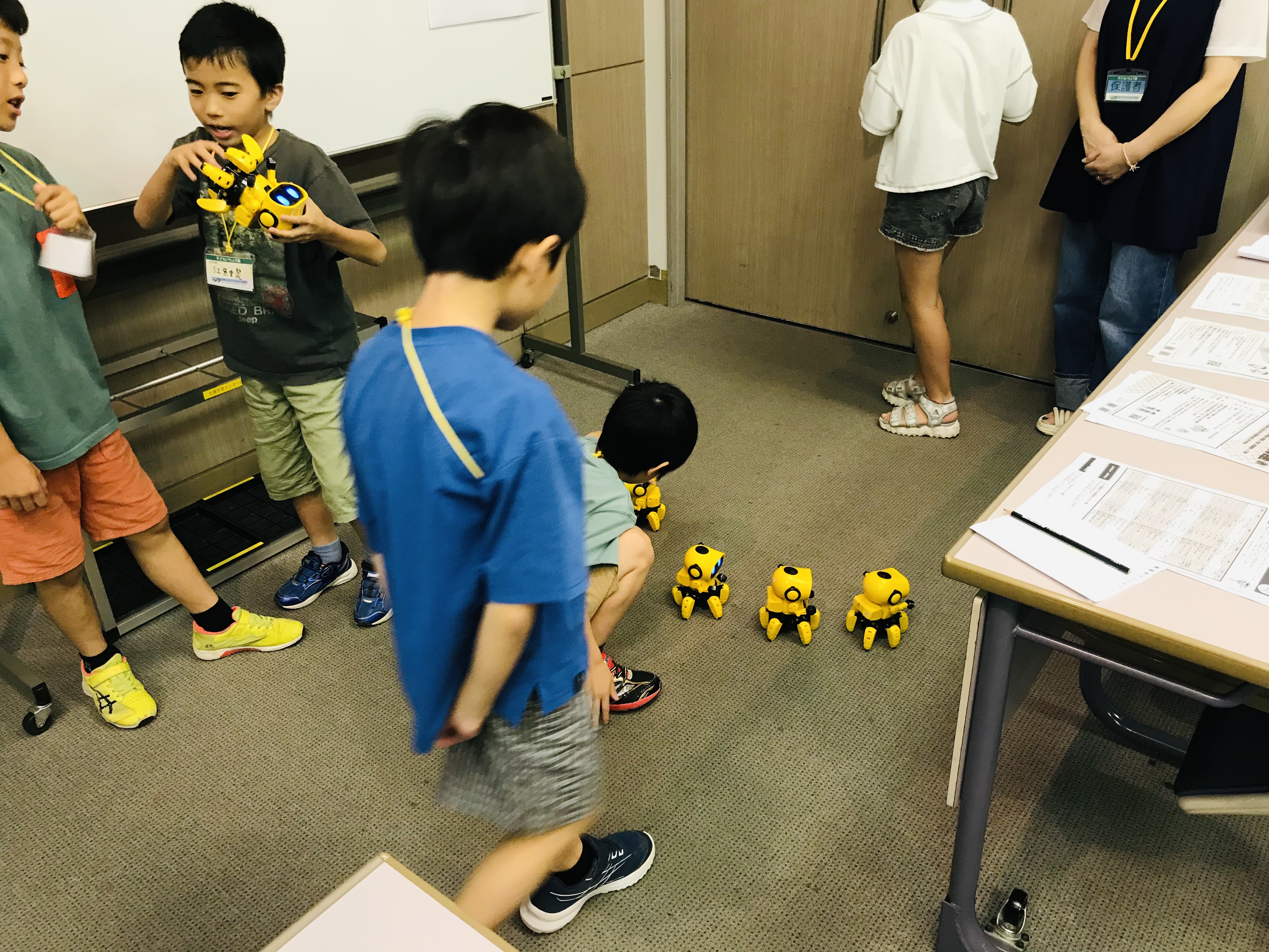 完成したお散歩ロボットを並べて遊ぶ子どもたち